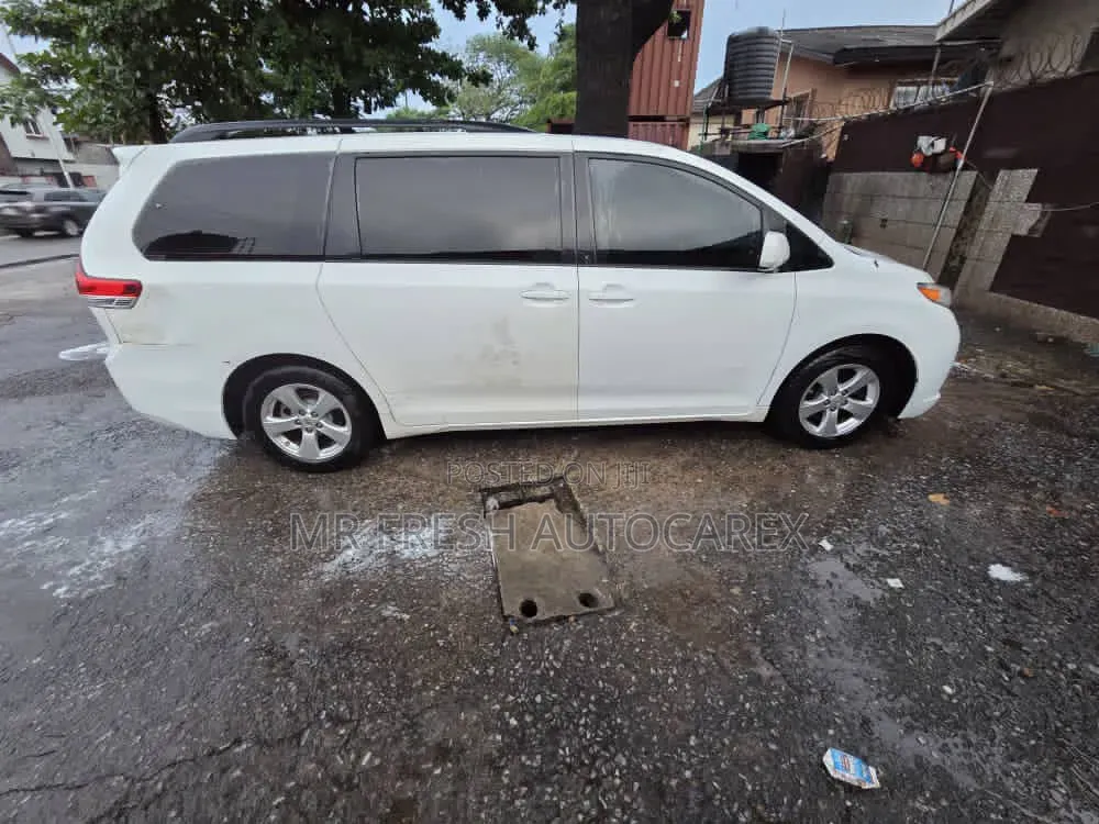 Toyota Sienna 2011 White