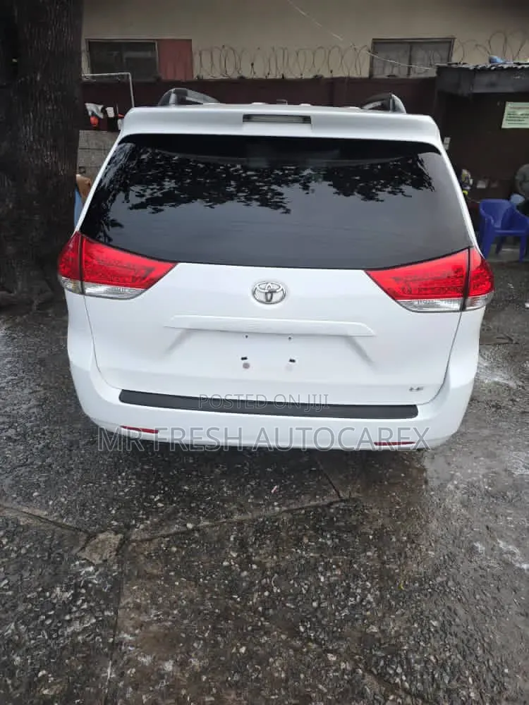 Toyota Sienna 2011 White