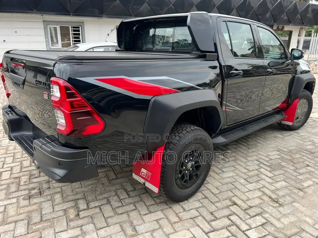 Toyota Hilux 2025 Black