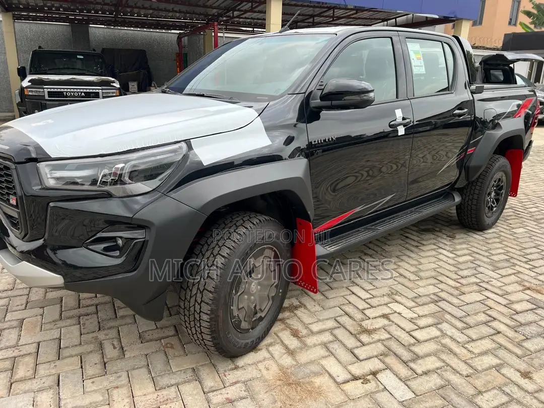 Toyota Hilux 2025 Black