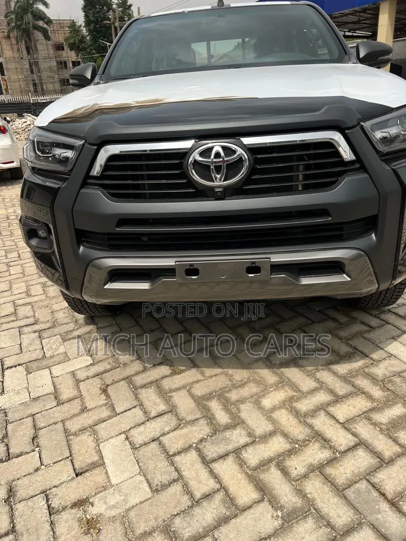 Toyota Hilux 2025 Black