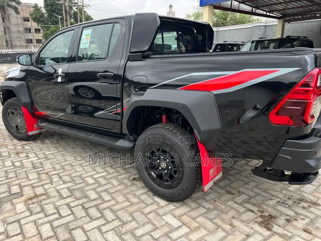 Toyota Hilux 2025 Black