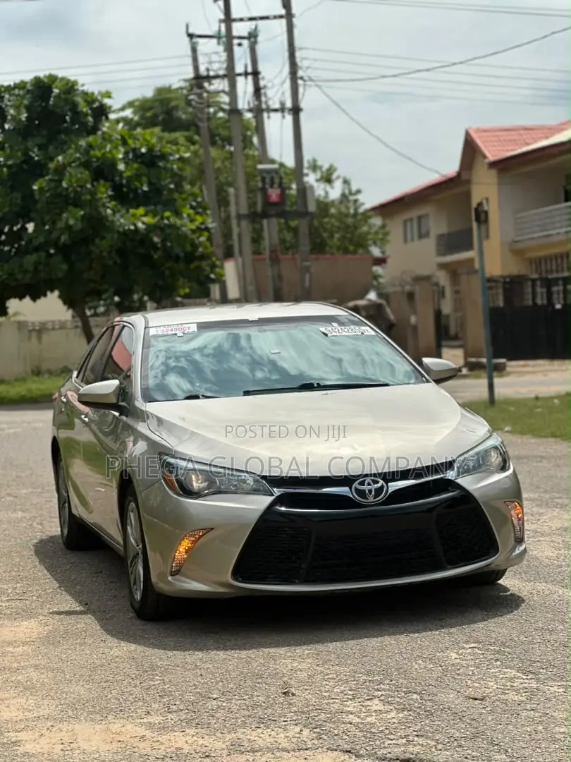 Toyota Camry SE 4dr Sedan (2.5L 4cyl 6A) 2015 Gold