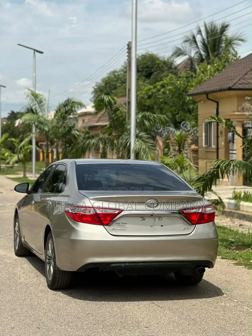 Toyota Camry SE 4dr Sedan (2.5L 4cyl 6A) 2015 Gold
