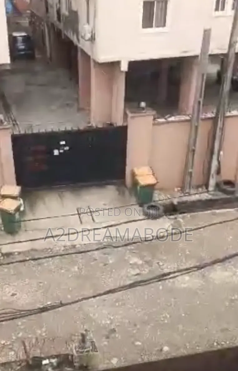 20bdrm Apartment in Yaba, Alagomeji for sale