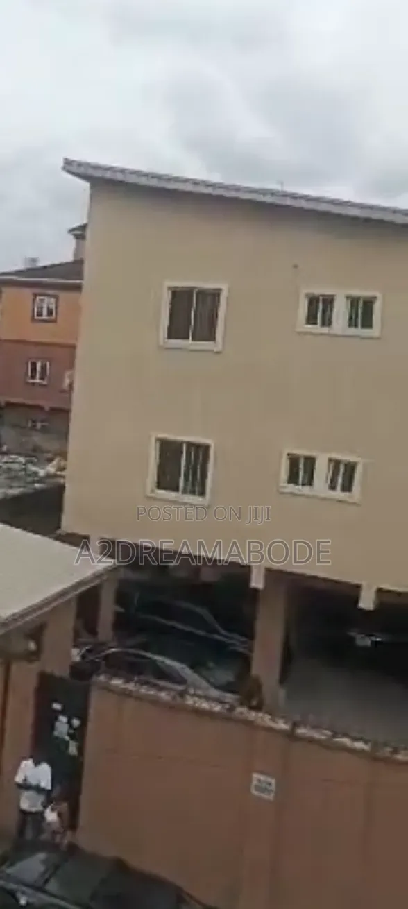 20bdrm Apartment in Yaba, Alagomeji for sale