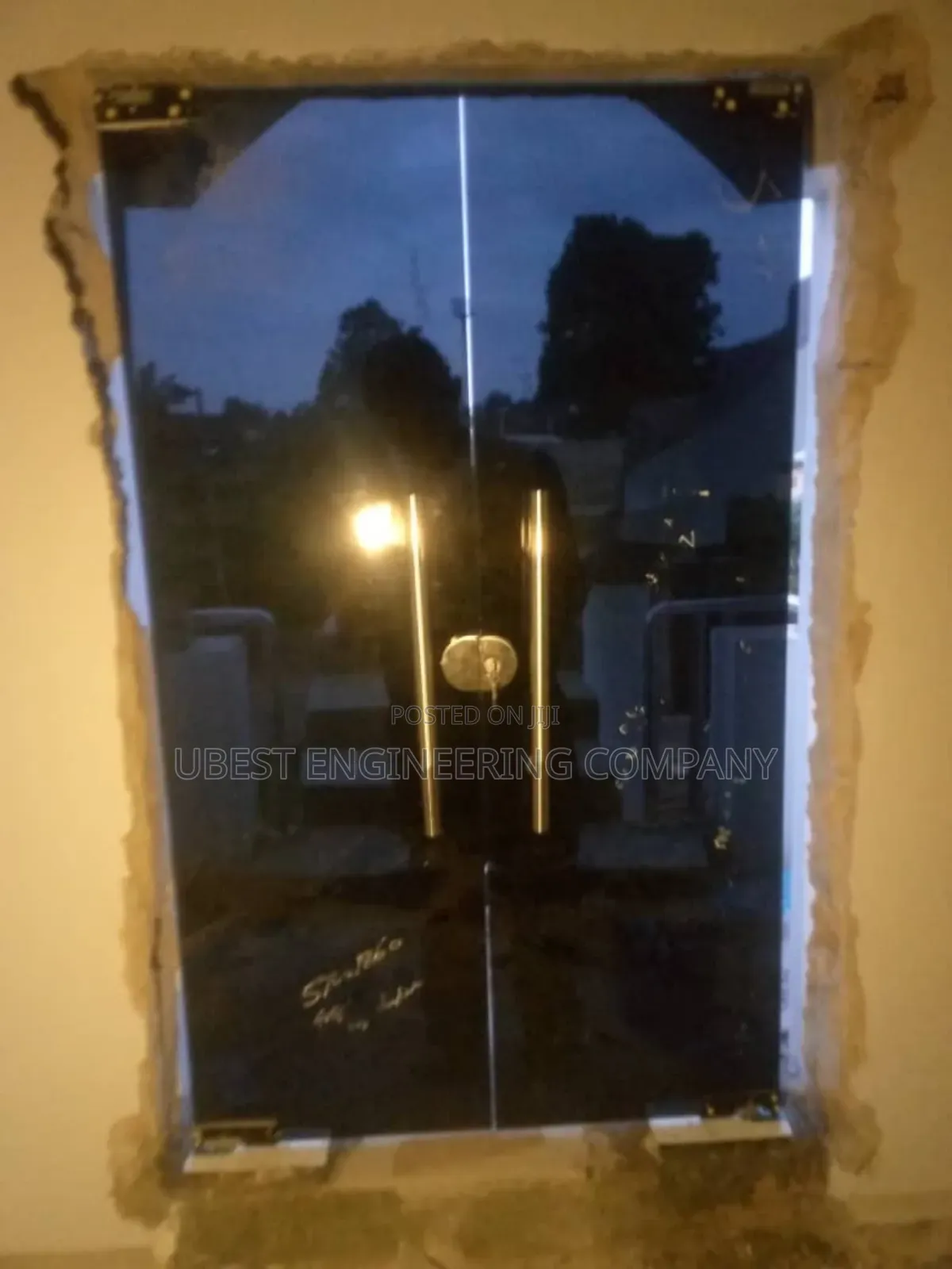Strong and Durable Glass Door