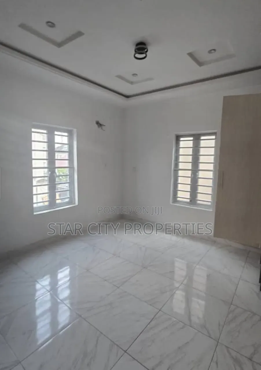 5bdrm House in Omole Phase 2 for sale