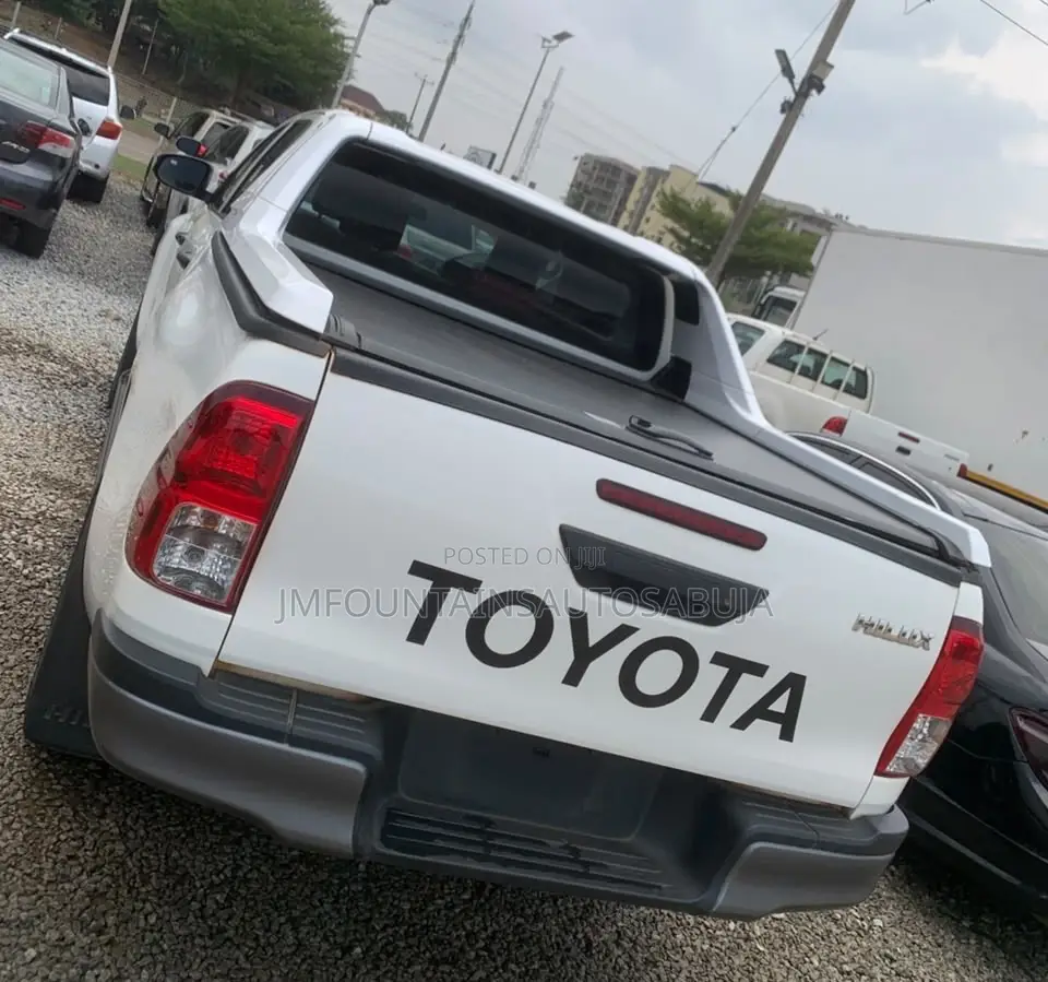 Toyota Hilux 2025 White
