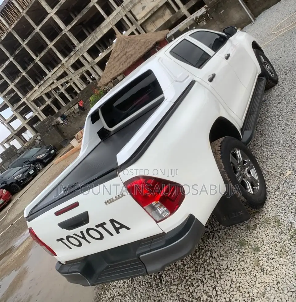 Toyota Hilux 2025 White