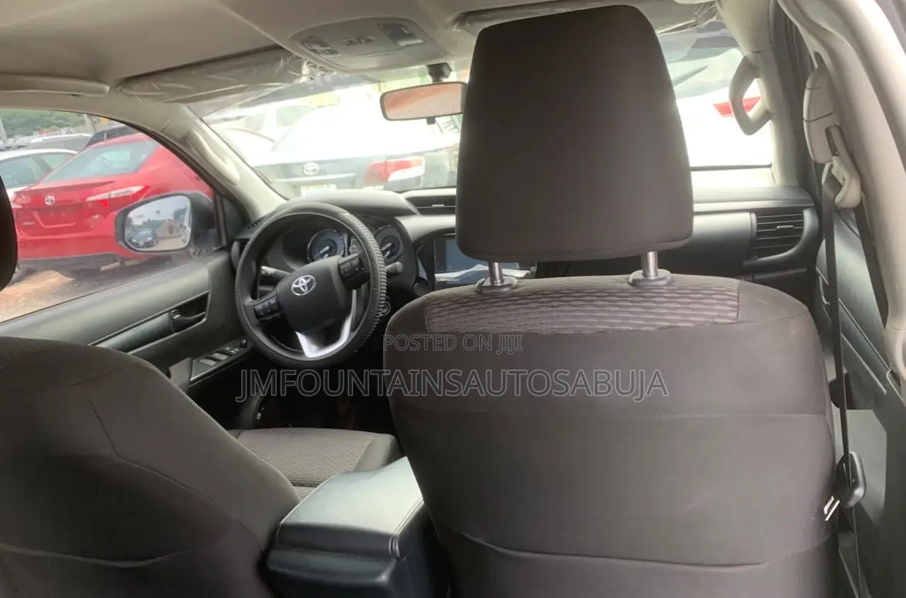Toyota Hilux 2025 White