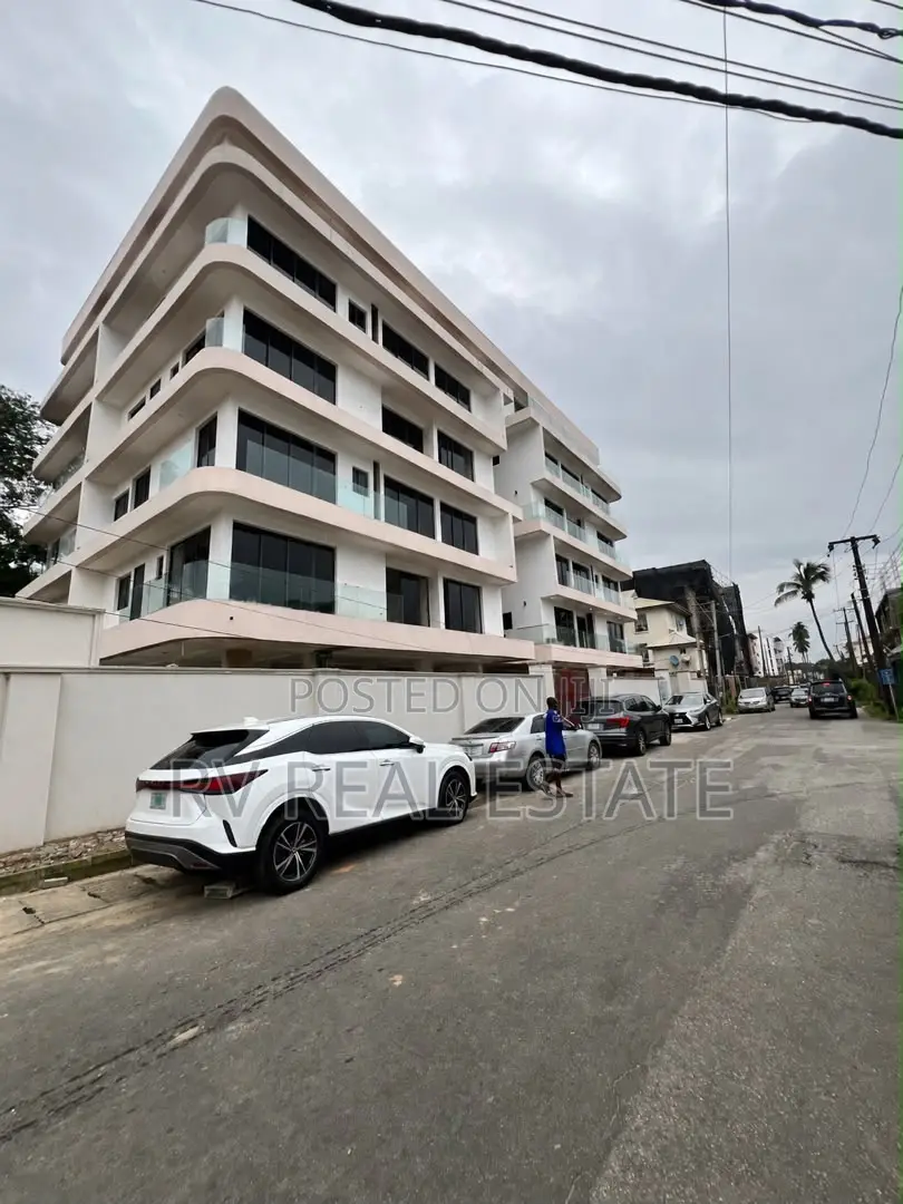 4bdrm Penthouse in Shonibare Estate, Maryland for sale