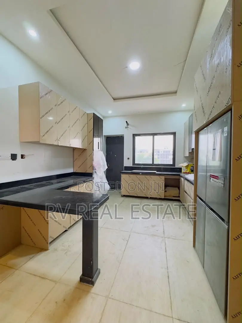 4bdrm Penthouse in Shonibare Estate, Maryland for sale