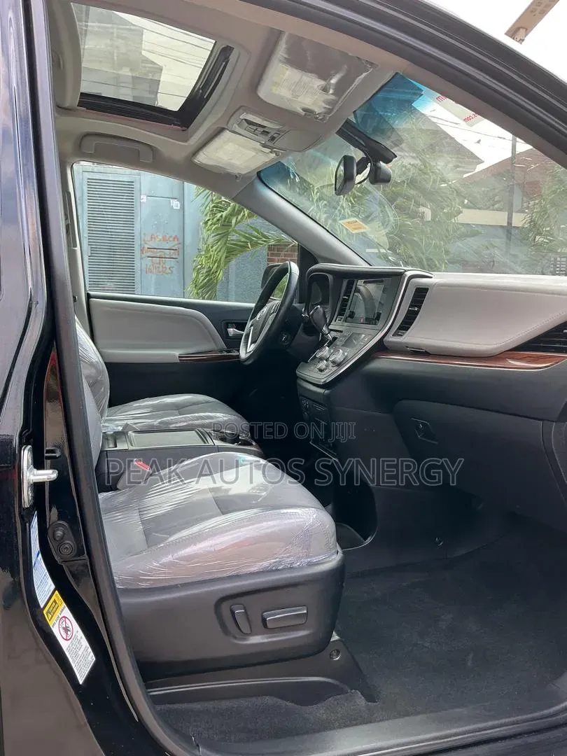 Toyota Sienna 2016 Black