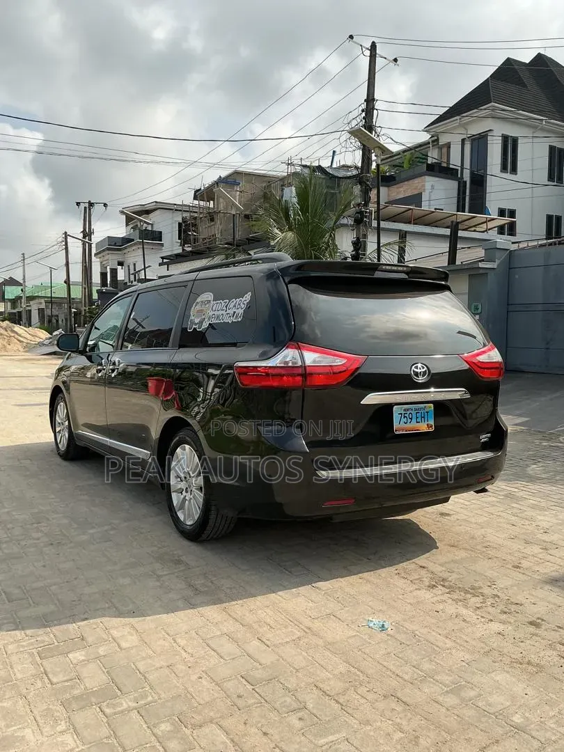 Toyota Sienna 2016 Black