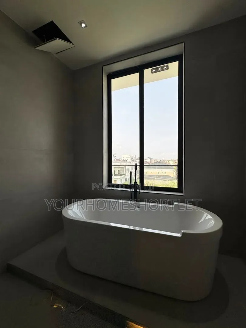 Contemporary 5 Bedroom Detached With Pool, Cinema and Bq