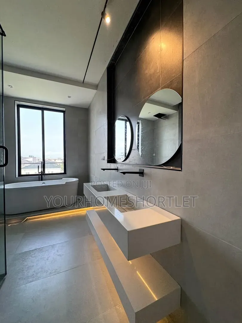 Contemporary 5 Bedroom Detached With Pool, Cinema and Bq