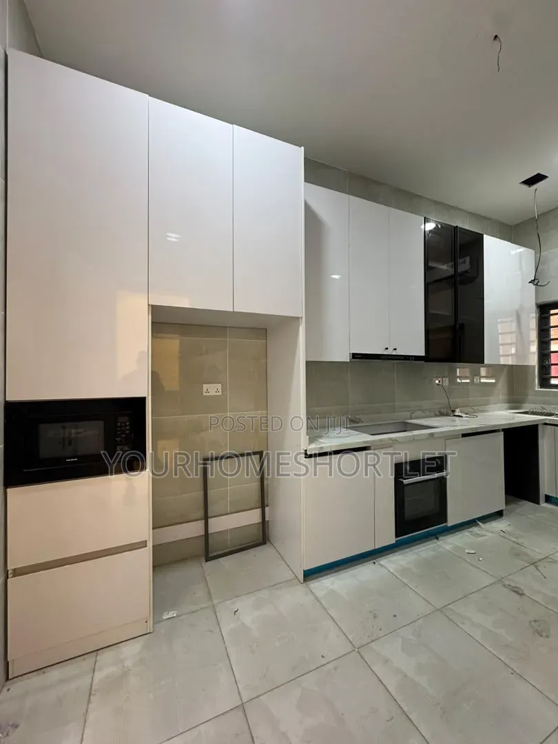 Luxury 4 Bedroom Townhouse With a Bq