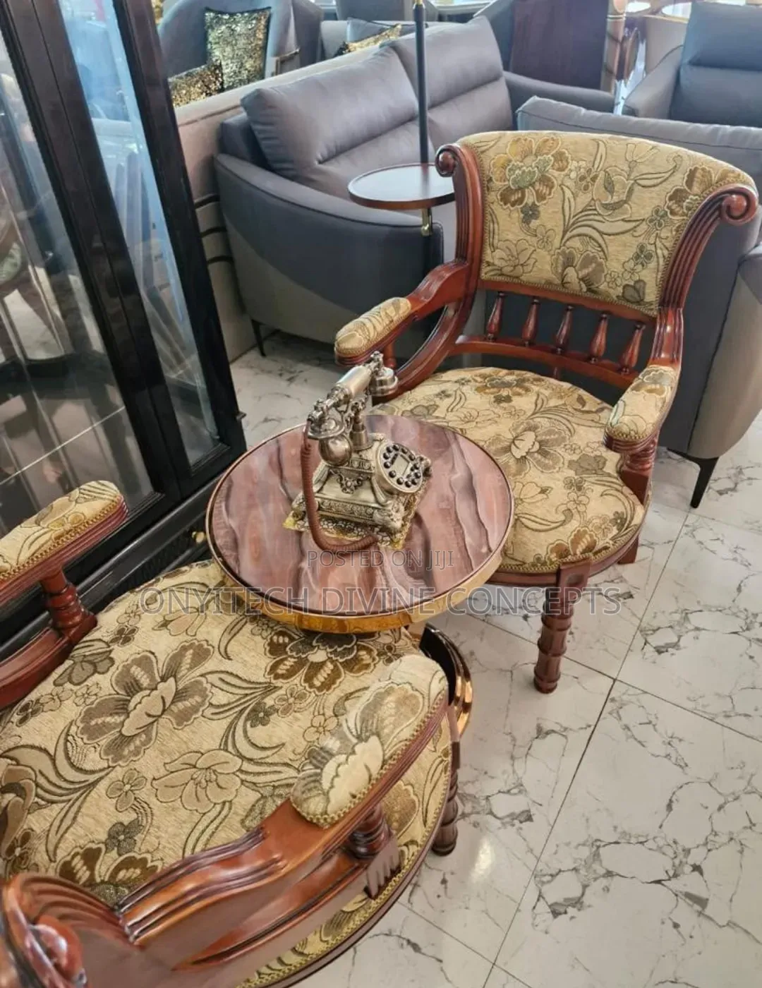 Luxury Royal Coffee Table and 2 Chairs