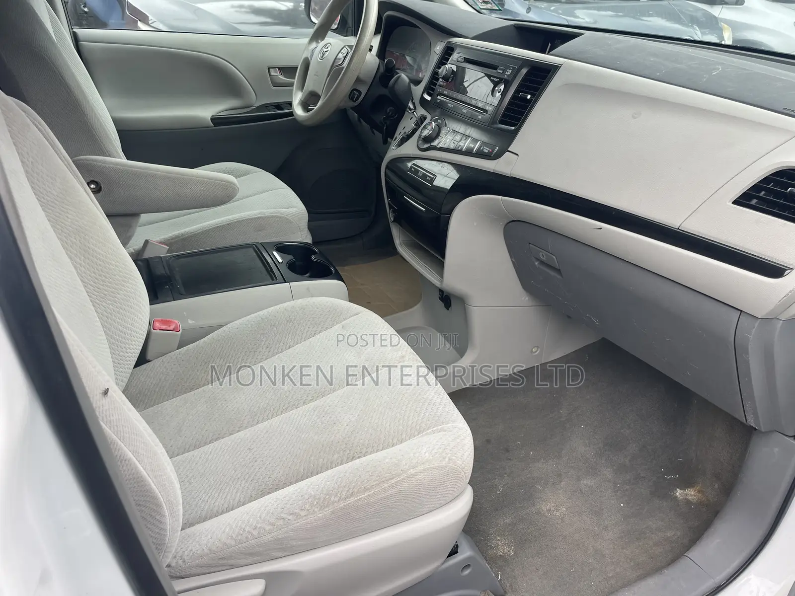 Toyota Sienna LE AWD 7-Passenger 2013 White
