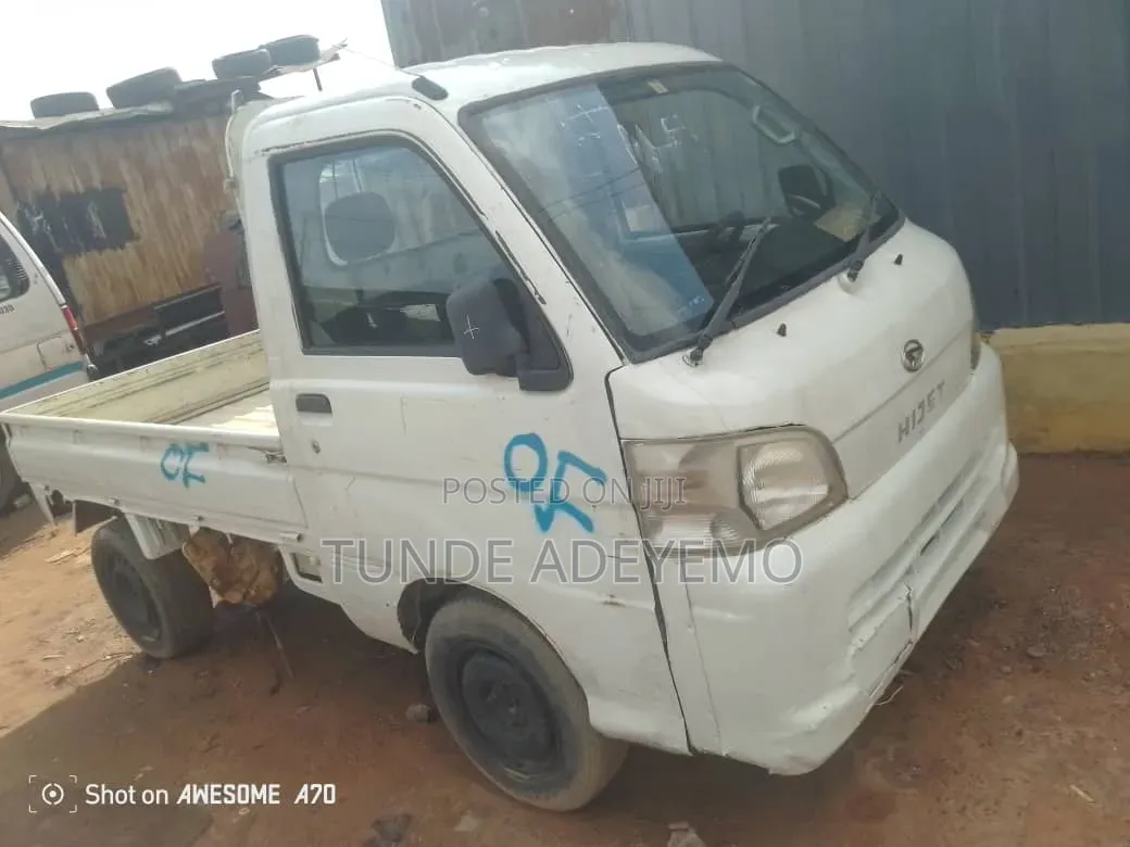 Daihatsu 2000 White