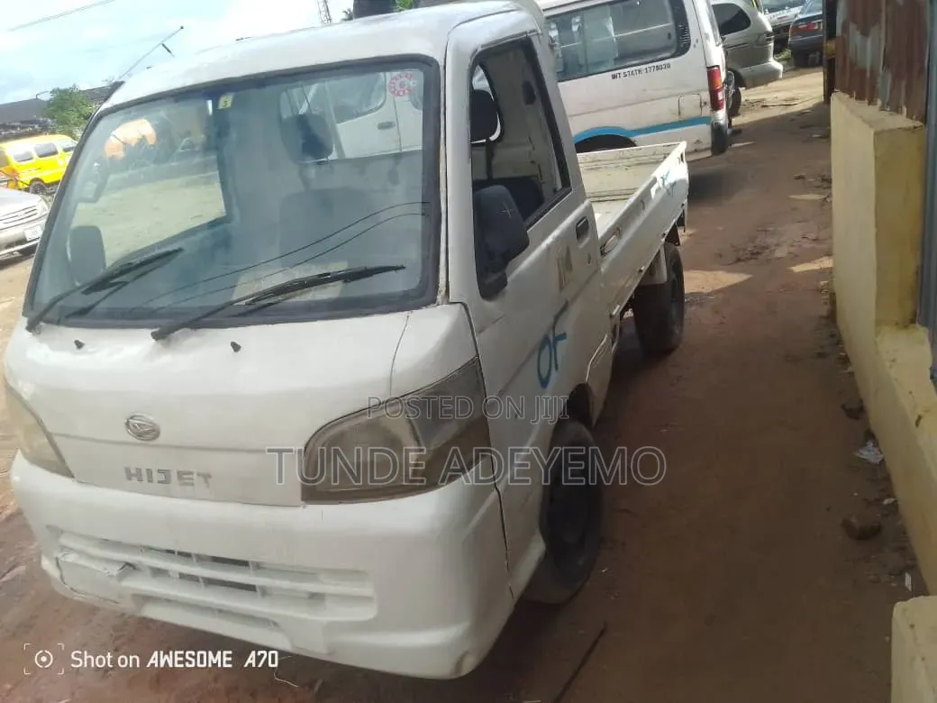 Daihatsu 2000 White