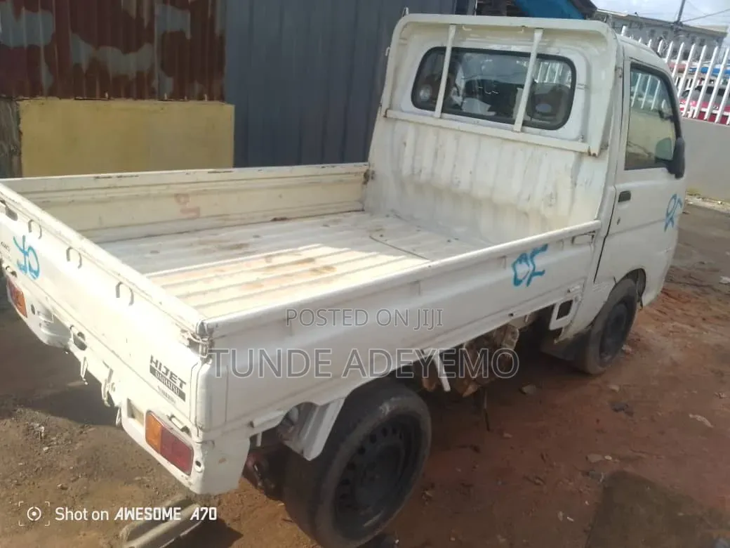 Daihatsu 2000 White