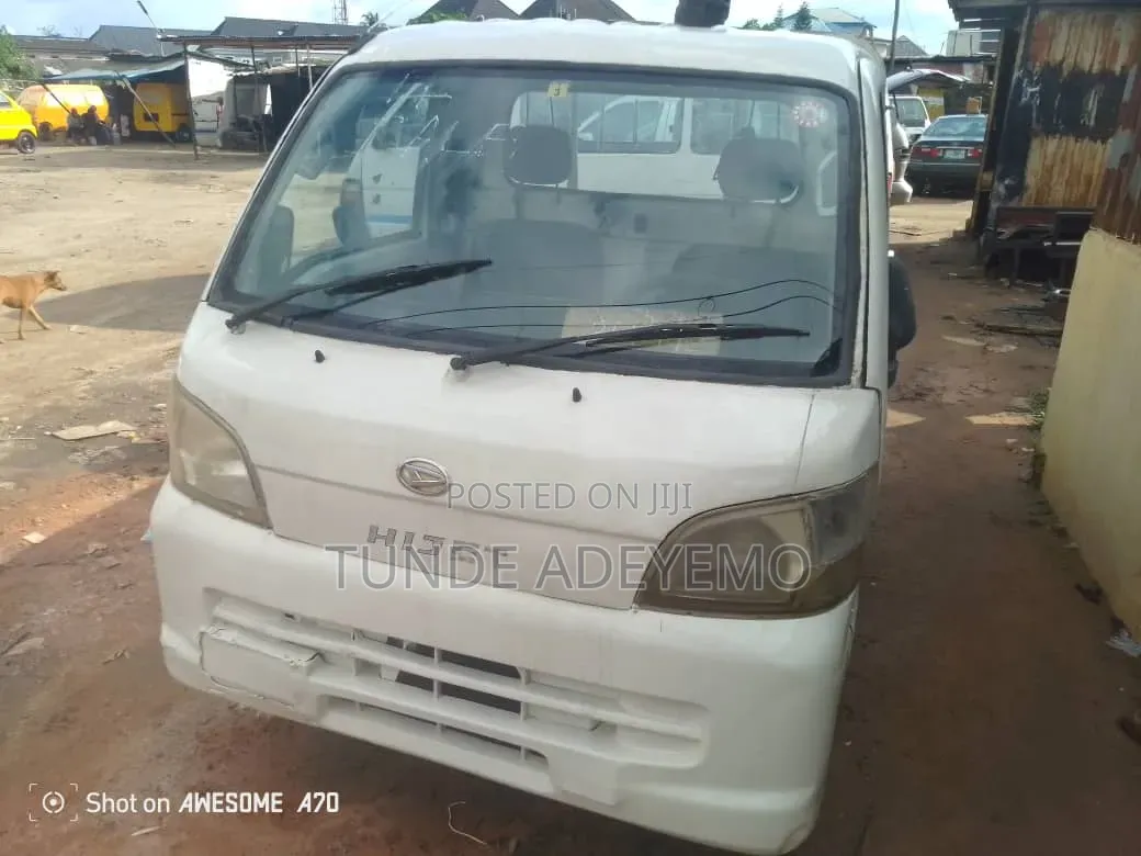 Daihatsu 2000 White