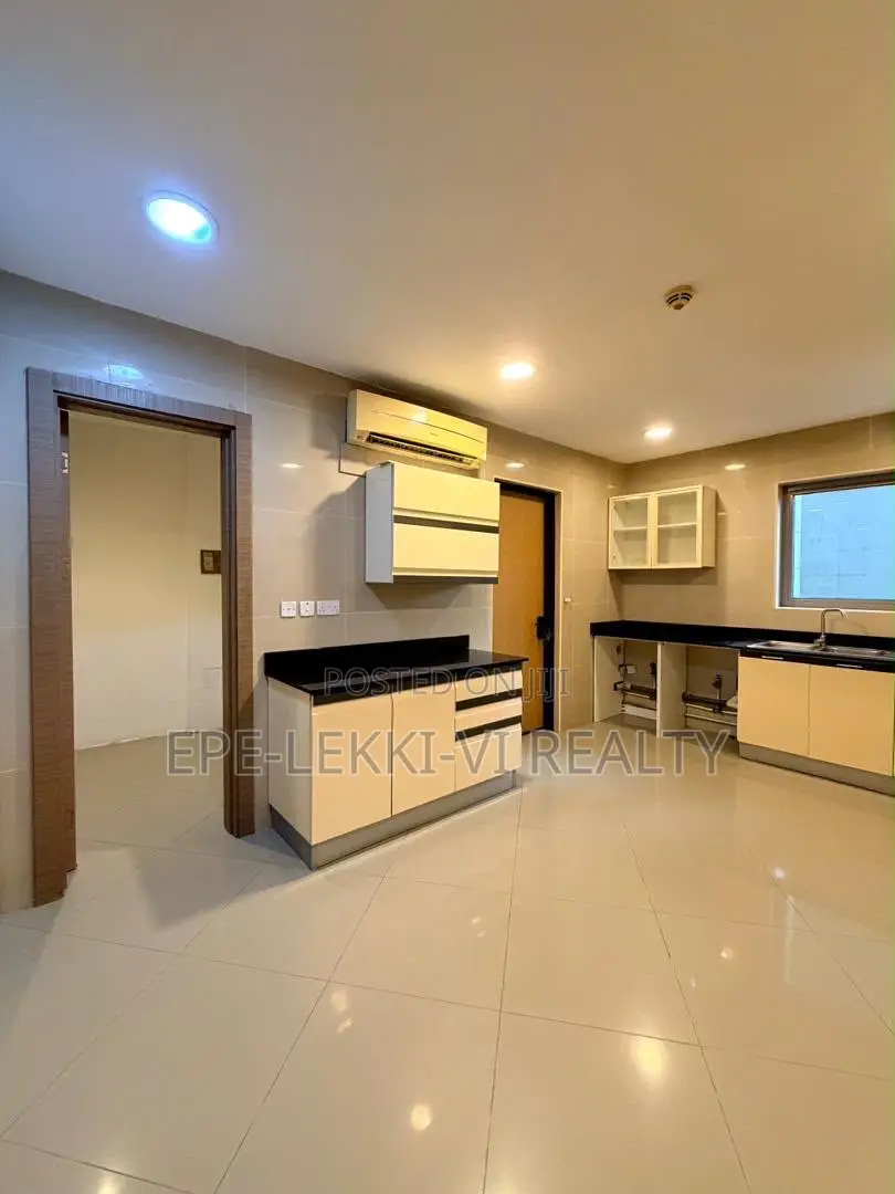 4bdrm Penthouse in Victoria Island for rent