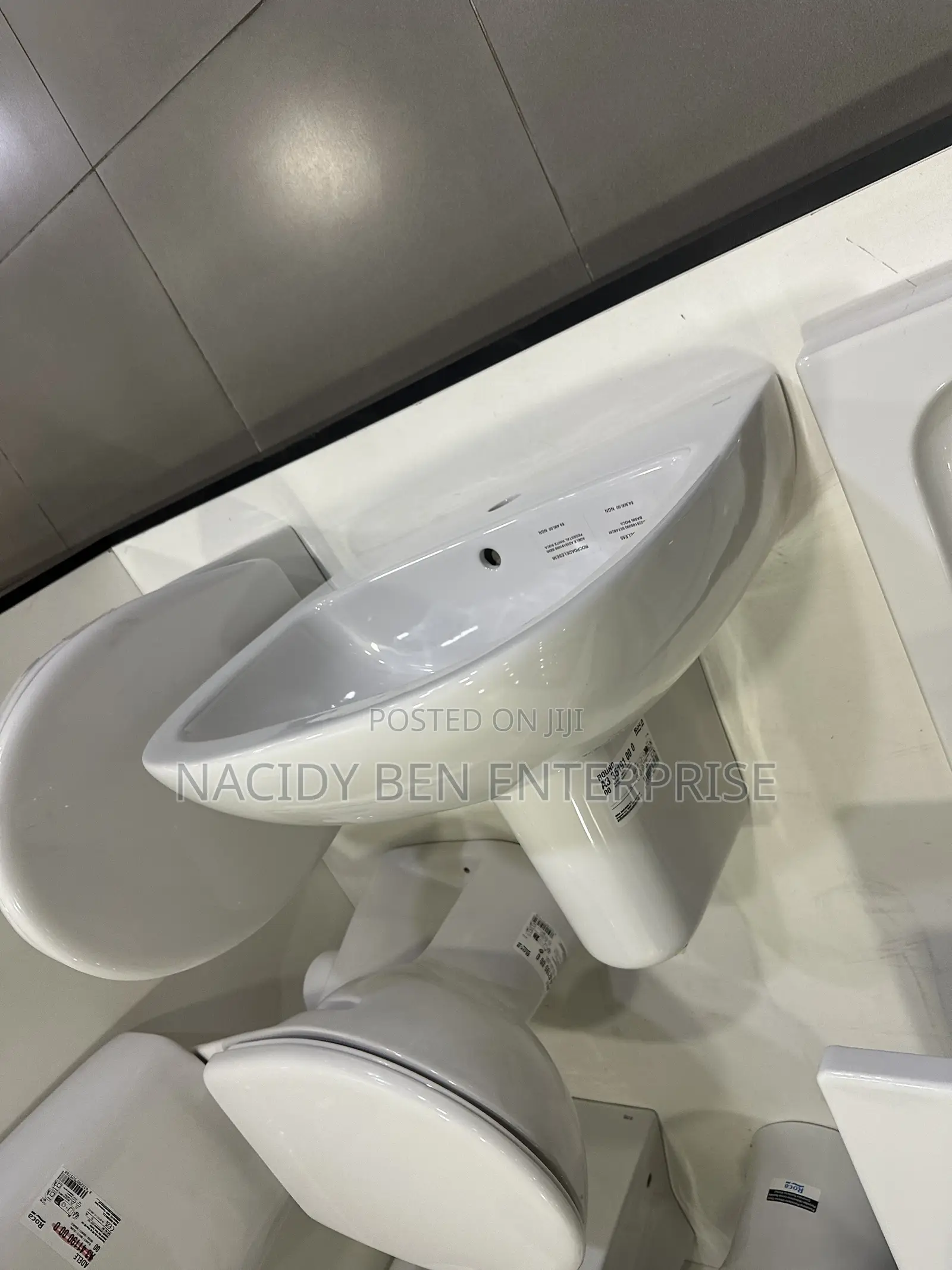 Roca Basin With Pedestal