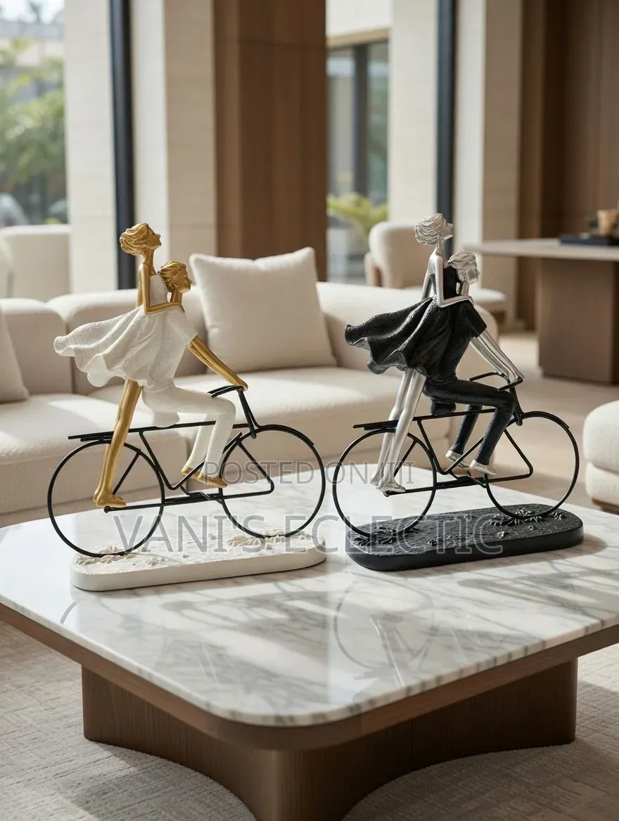 Generic Couple Decorative Figures/Centerpieces