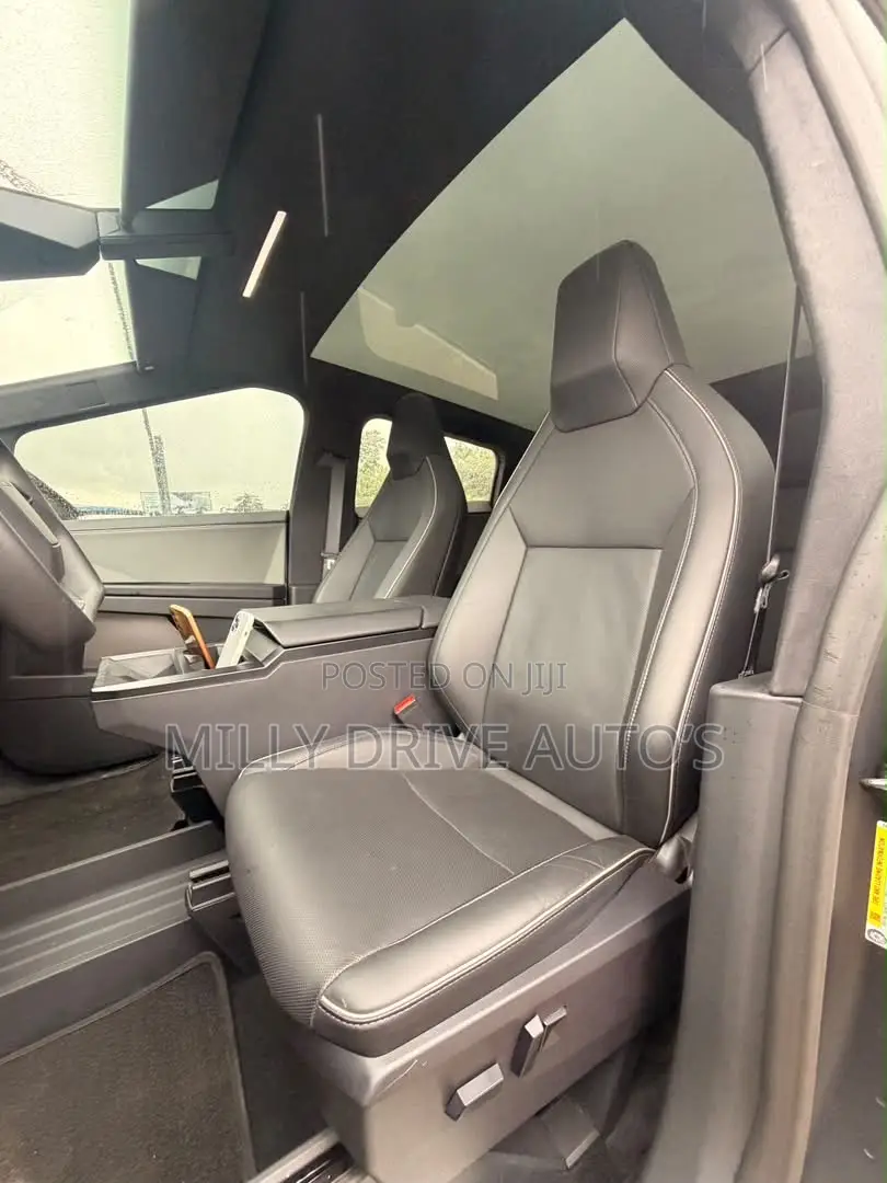 Tesla Cybertruck Cyberbeast 2025 Gray