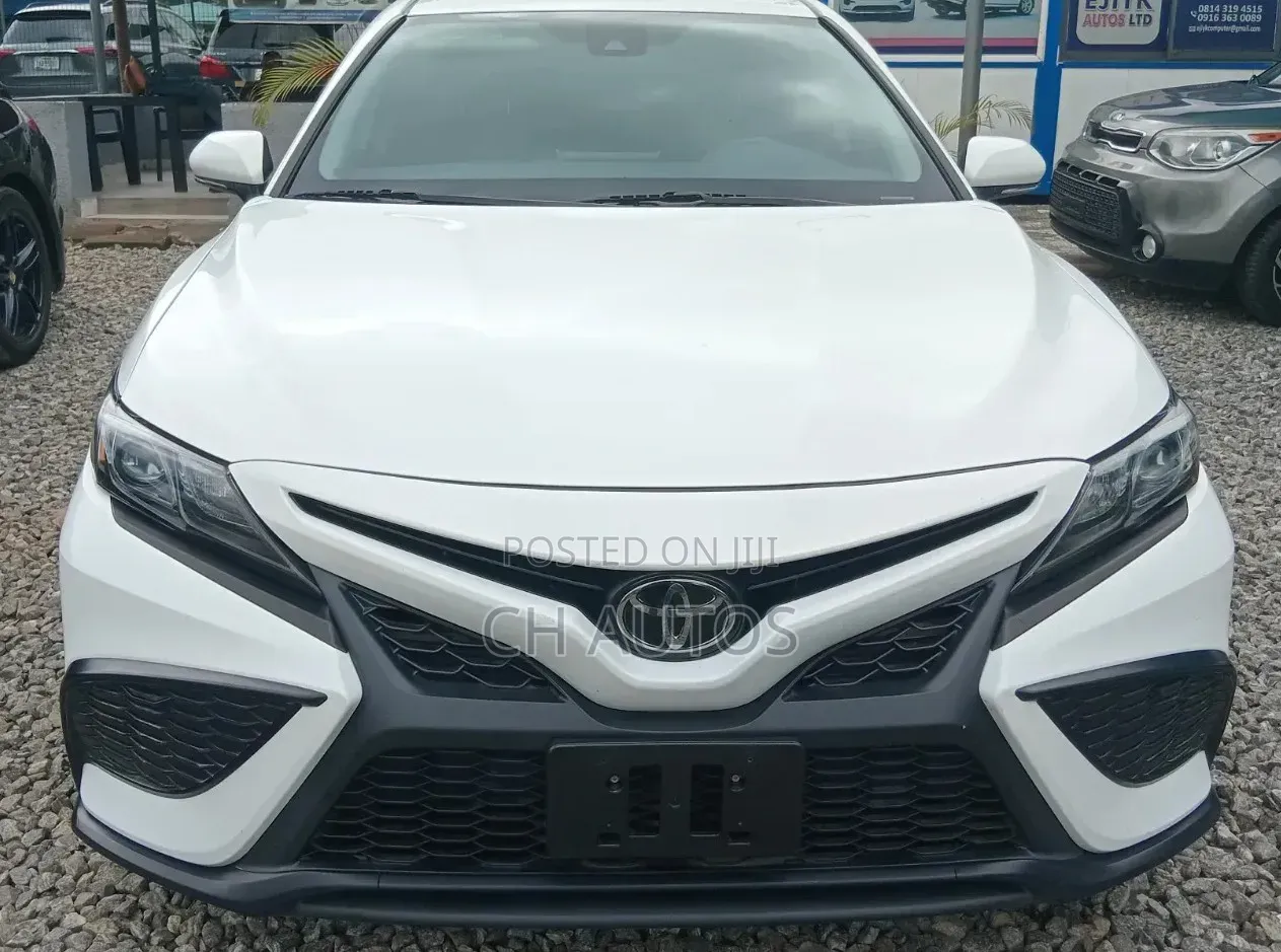Toyota Camry SE Nightshade 2023 Off white
