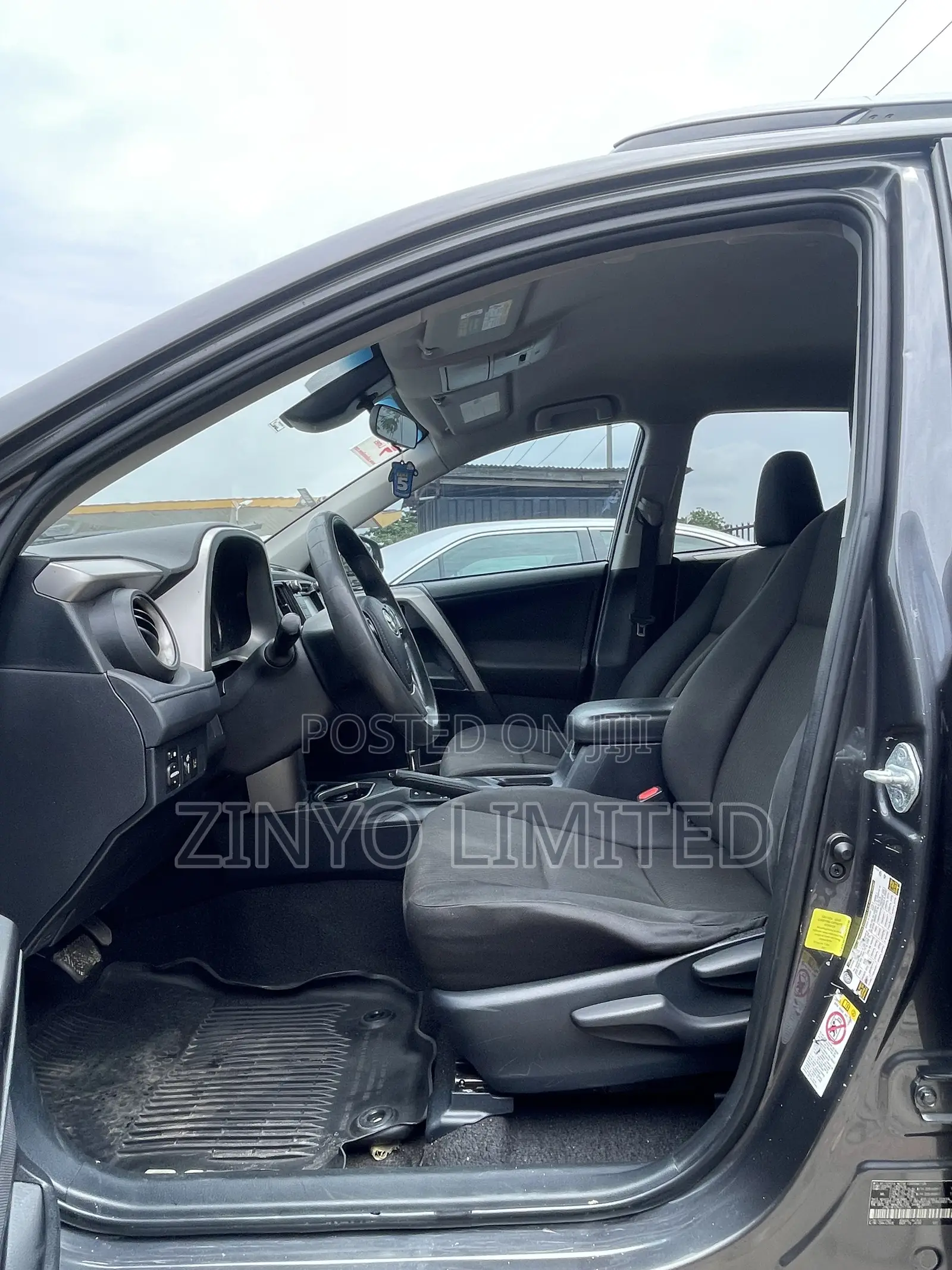 Toyota RAV4 LE FWD (2.5L 4cyl 6A) 2017 Gray