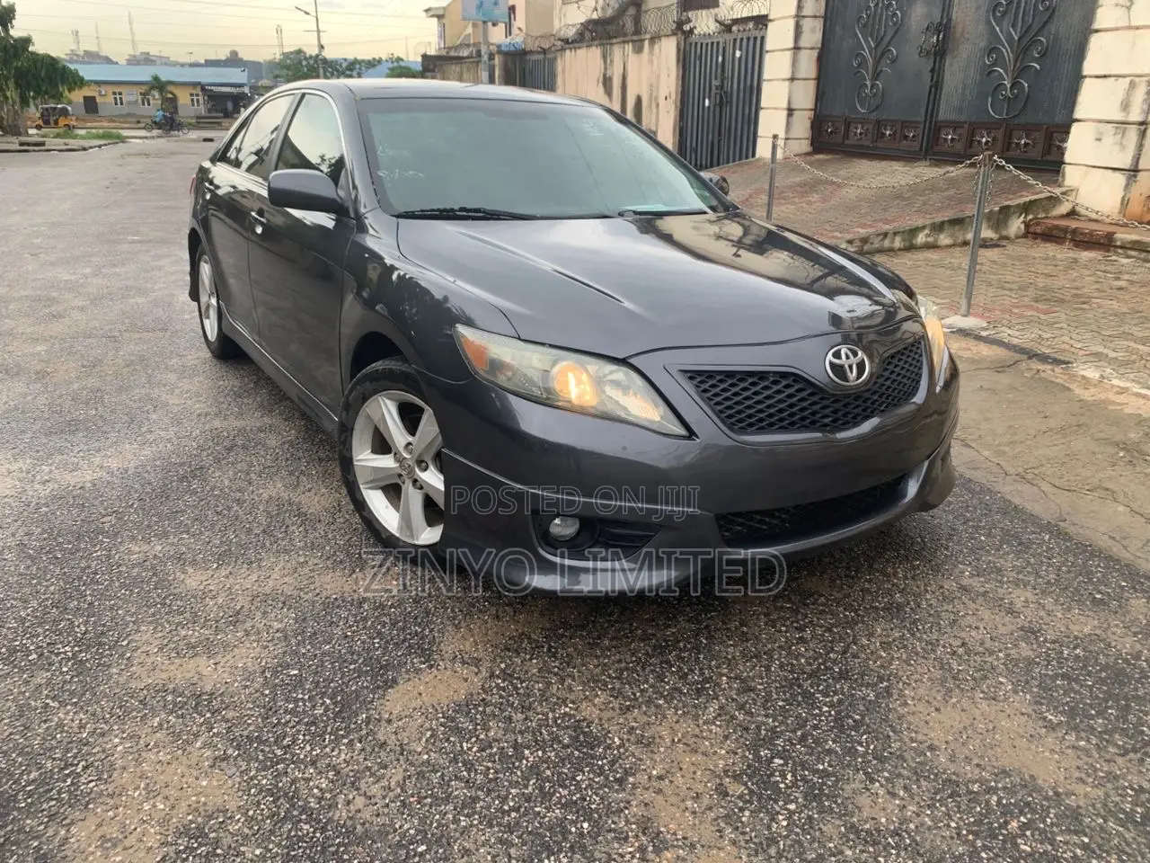 Toyota Camry SE 4dr Sedan (2.5L 4cyl 6AM) 2010 Gray