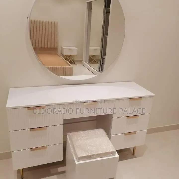 Quality Dressing Mirror Stand With Stool/Chair