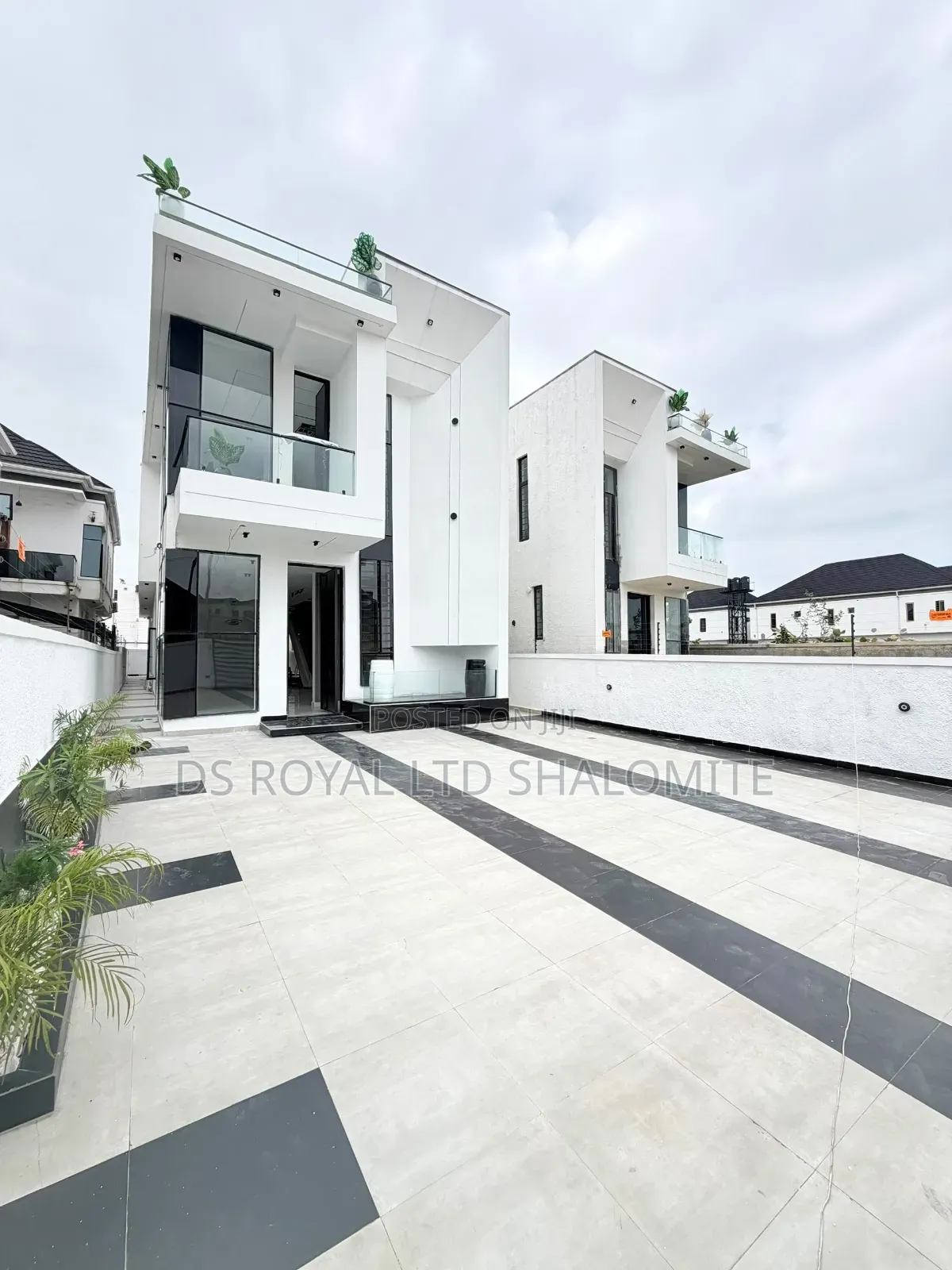 5bdrm Duplex in Ikota for sale