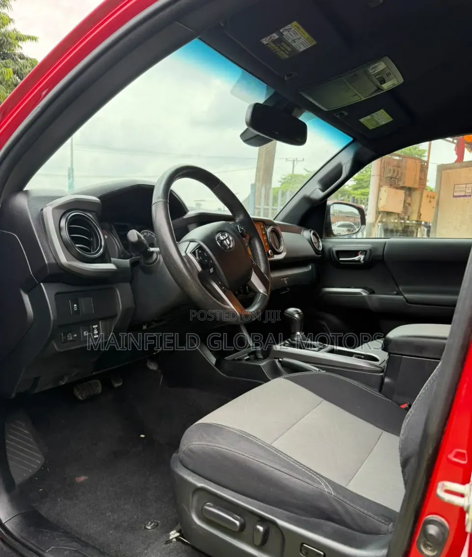 Toyota Tacoma 2022 Red