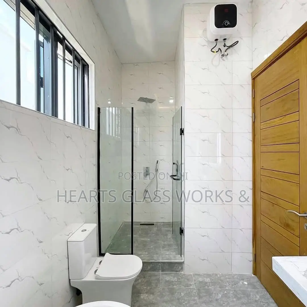 Shower Cubicle Installed With Hinge and 10mm Toughen Glass