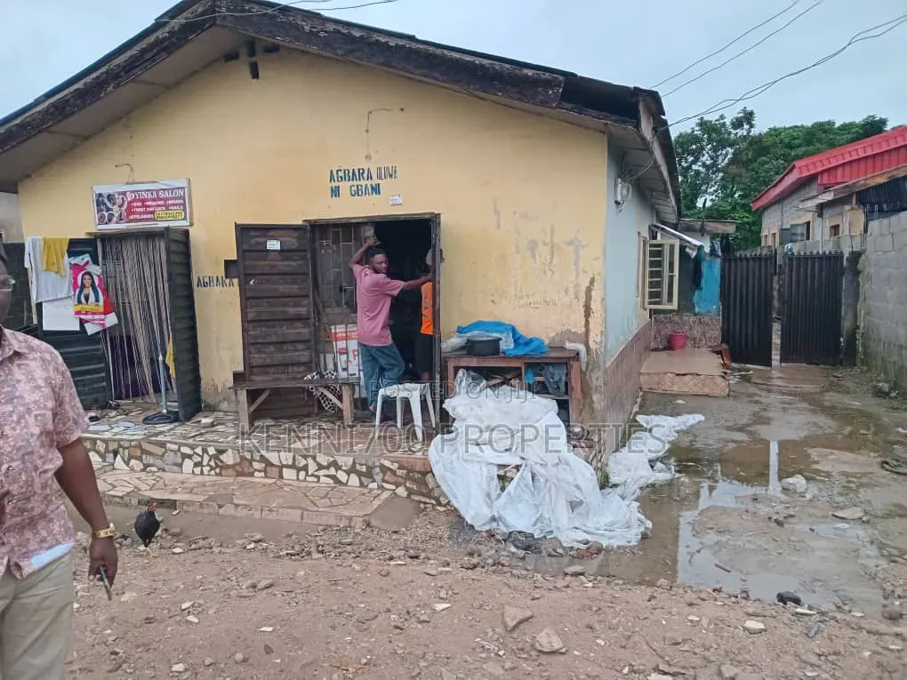 5bdrm Bungalow in Unilag Estate for sale