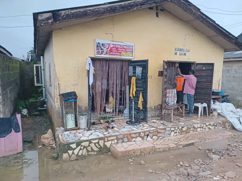 5bdrm Bungalow in Unilag Estate for sale