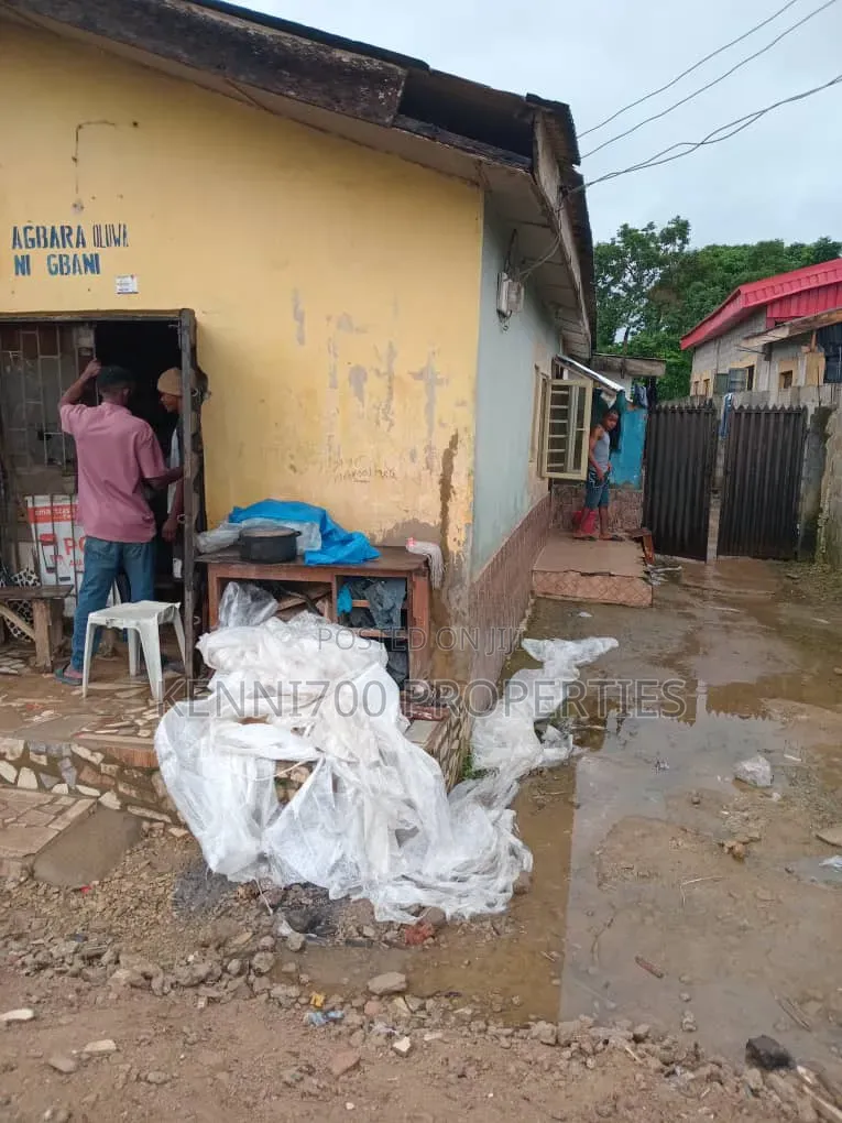 5bdrm Bungalow in Unilag Estate for sale