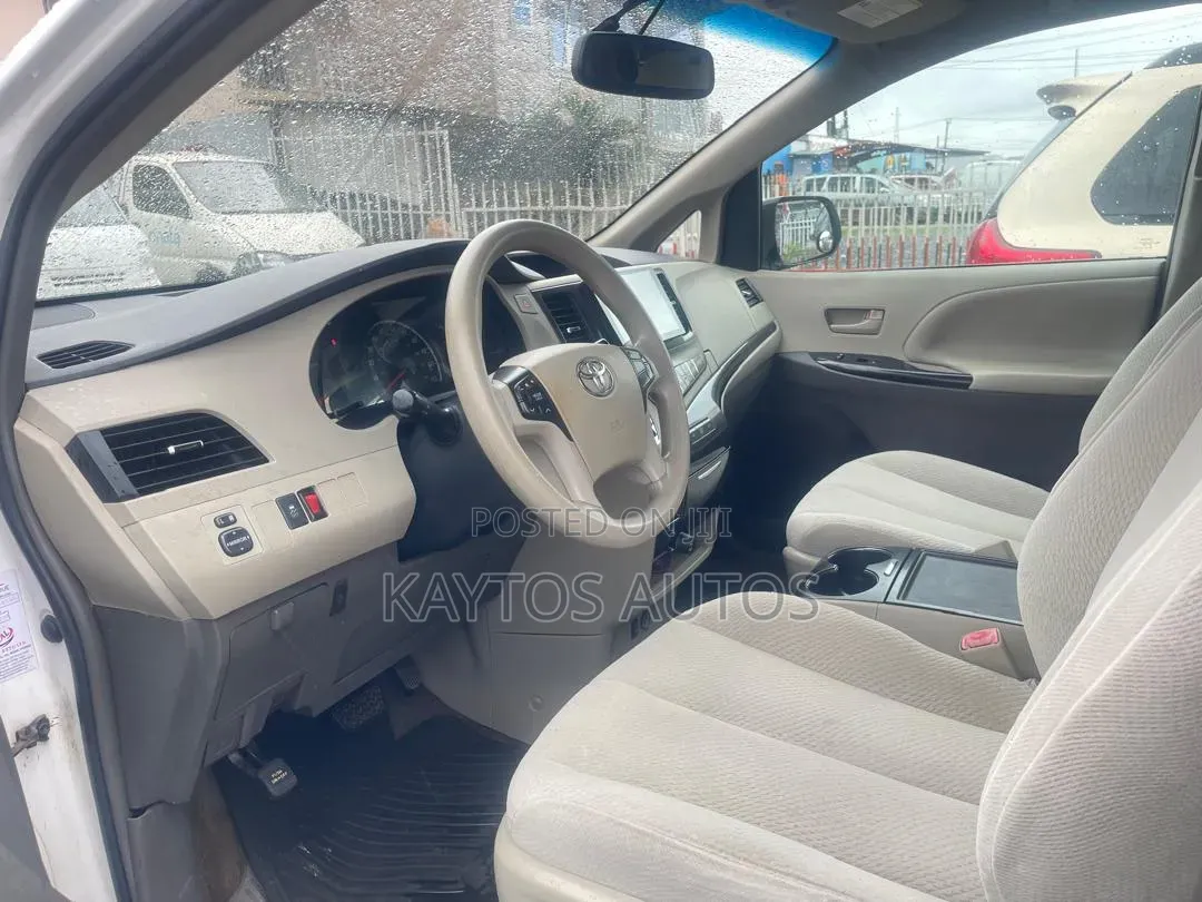 Toyota Sienna LE 8-Passenger 4dr Minivan (3.5L 6cyl 6A) 2014 White