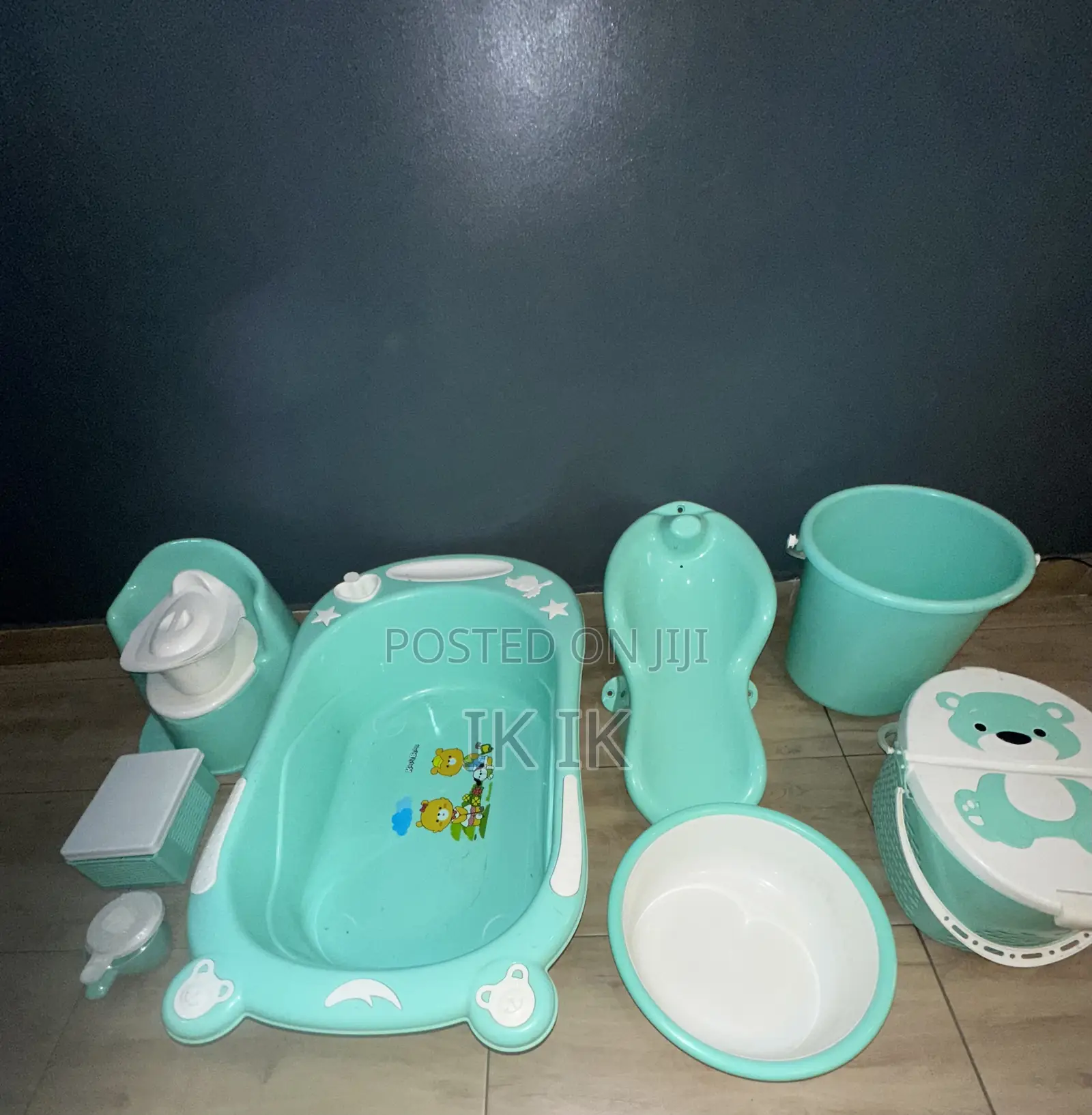 Complete 8-Piece Baby Bath Set.
