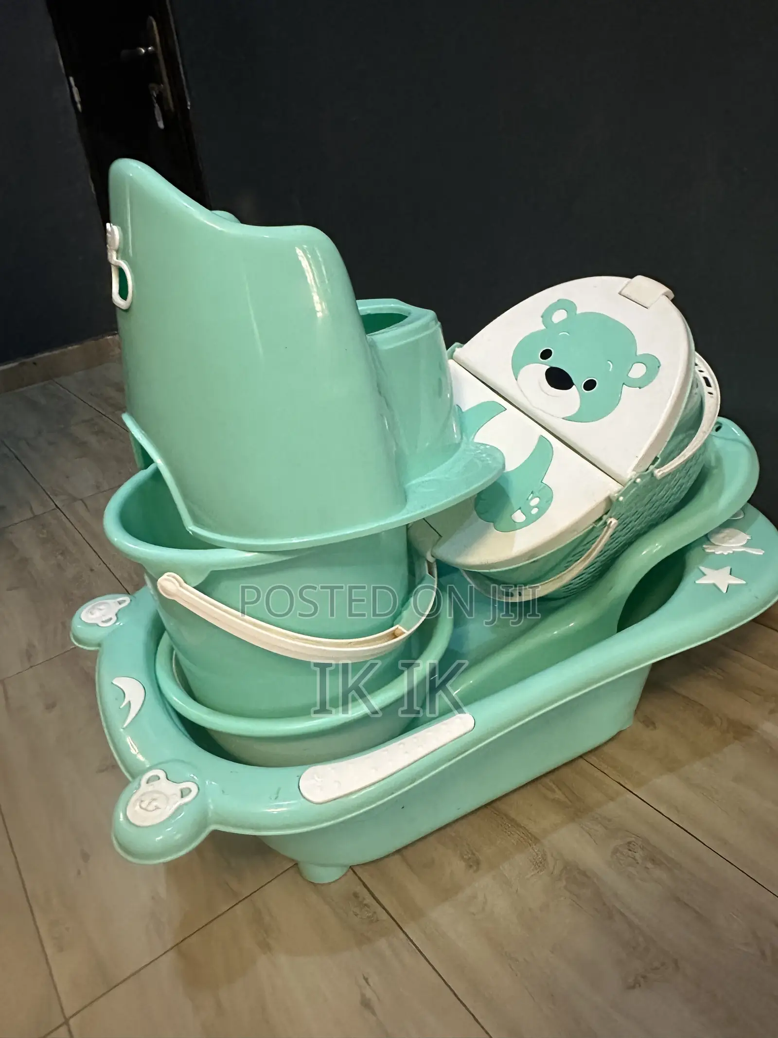 Complete 8-Piece Baby Bath Set.