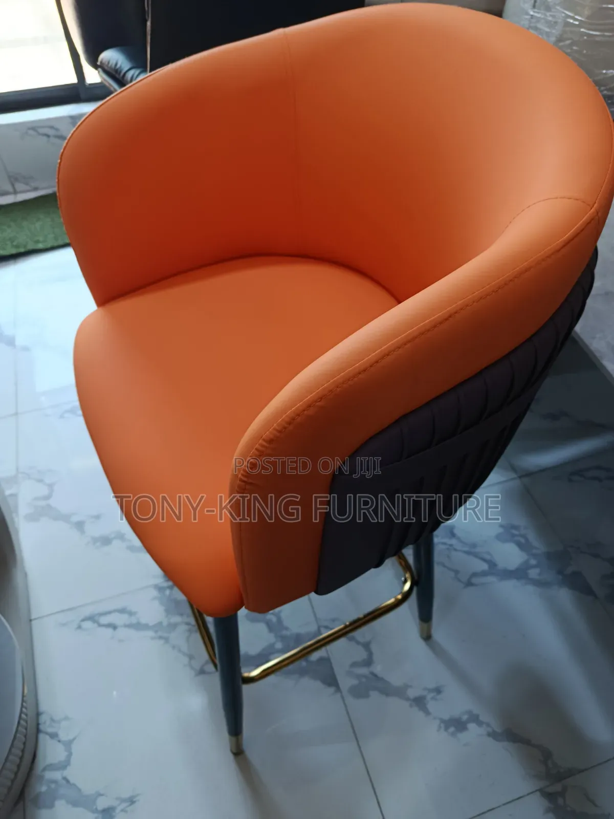 Modern Swivel Bar Stool With an Ergonomic Backrest and Armrest