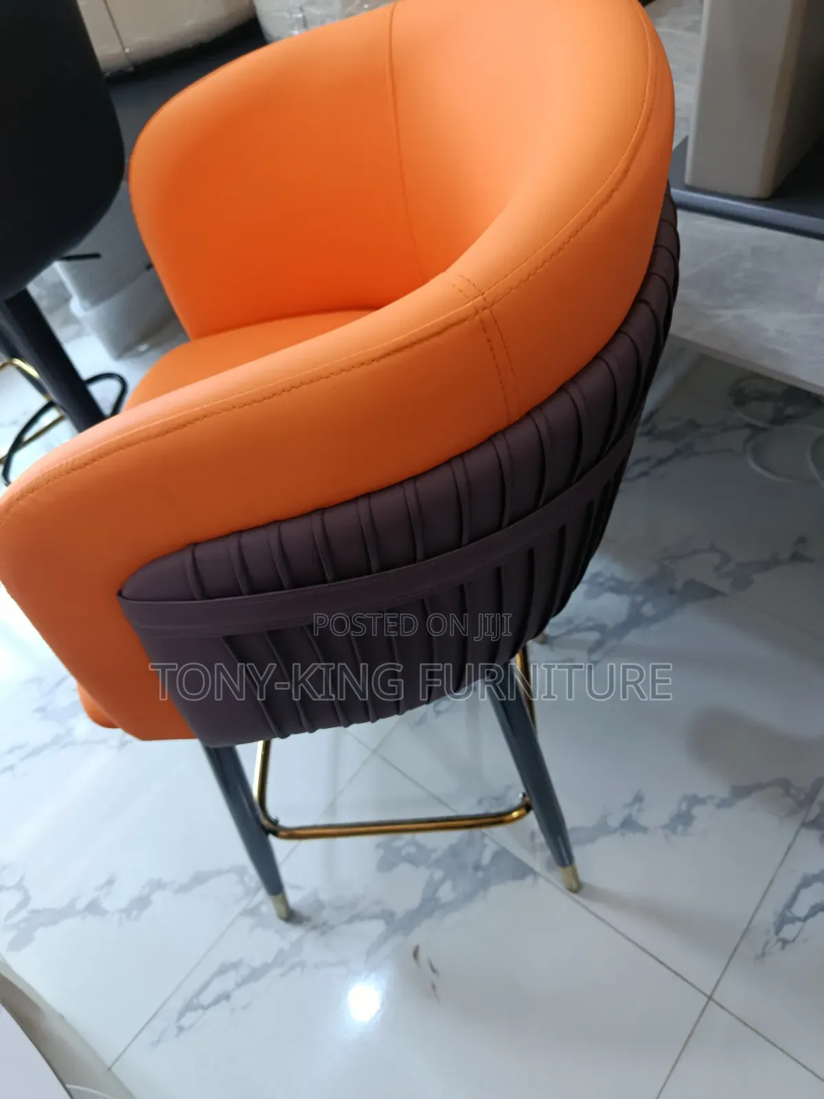 Modern Swivel Bar Stool With an Ergonomic Backrest and Armrest