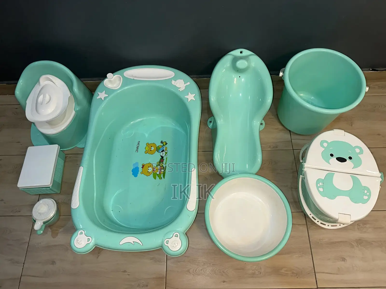 Complete 8-Piece Baby Bath Set.