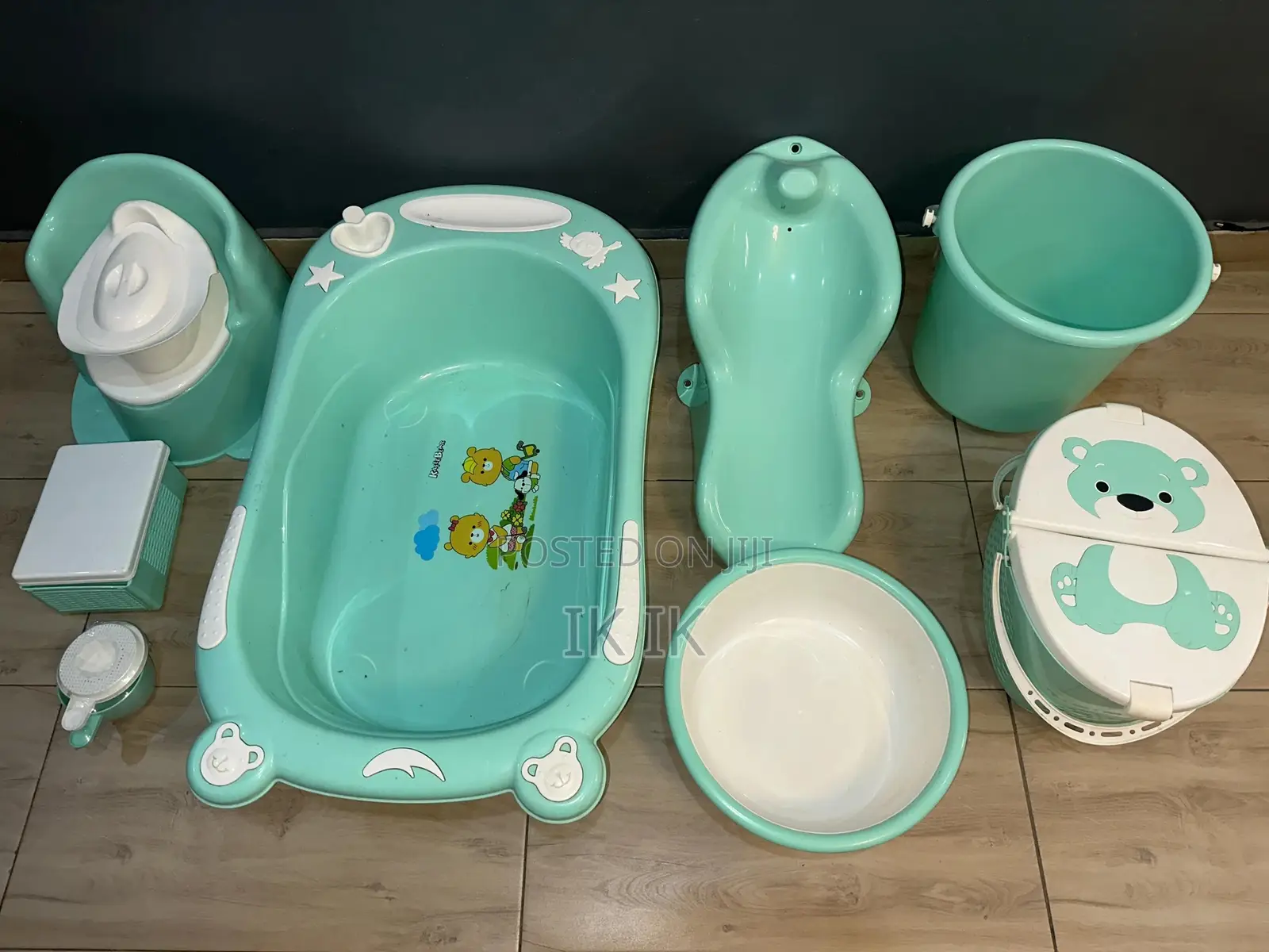 Complete 8-Piece Baby Bath Set.
