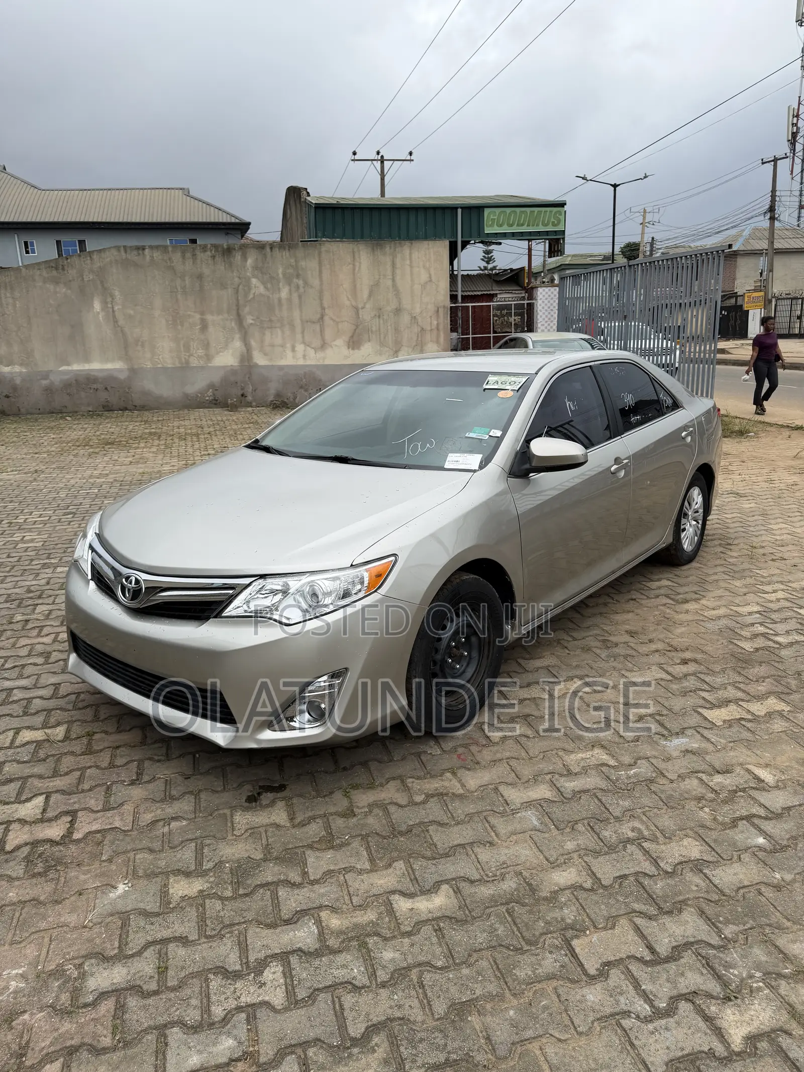 Toyota Camry LE 4dr Sedan (2.5L 4cyl 6A) 2014 Gold